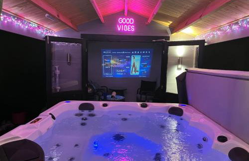 Sunset Retreat Cabin, Private Hot Tub with Mini Cinema Projector & Garden views - Foto 42