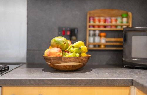 Central Apt-2Bed 2Bath-AC unit-By FabAccommodation - Foto 28