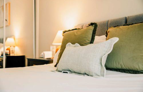 Modern Central 2 Bed Apartment with Parking - Photo 41