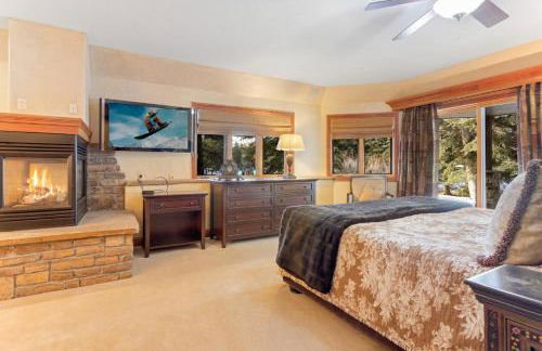 Outdoor Private Hot Tub, In Home Movie Theater, Luxurious Creekside Home - Photo 25