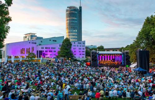Modern, komplett saniert, in zentraler Citylage beim Kennedyplatz, voll ausgestatte Küche, offener Wohn- und Essbereich, helle Räume - Photo 39