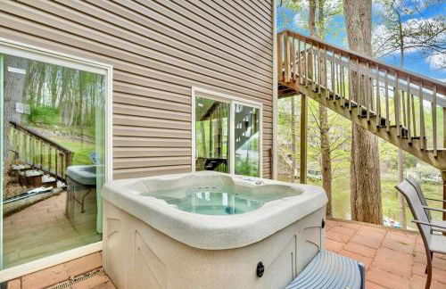 Treetop & Waterfront! Hot Tub, Kayaks, Game Room - Foto 11