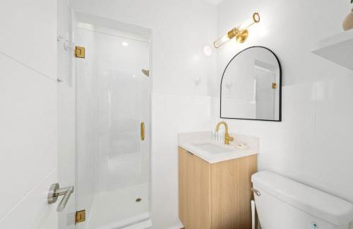 M Lake Worth Beach - Modern Villas Near West Palm Beach, Chic Retro Vibes, King Bed, Cozy Backyard, BBQ, Workspace, High-Speed Internet, Free Parking, 5 Minutes to Downtown & Beach - Foto 74