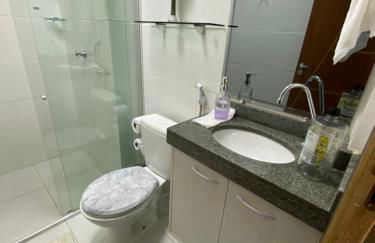 No Atalaia, Fort Poseidon rua do Atalho a 700 metros da praia do Atalaia, apartamento novo decorado, varanda, sala de estar e jantar, 02 suítes, 03 banheiros, lavanderia, cozinha, piscina, churrasqueira, salão de jogos, vista parcial das dunas e mar - Photo 31