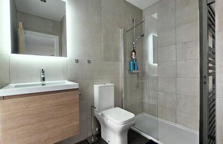 Sleek 4BR Townhouse - Rooftop - Hot Tub - Foto 34