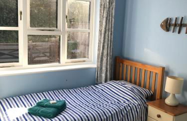 Lymington Courtyard: 4-Bed Modern Cottage Charm - Photo 15