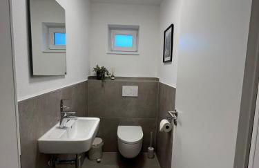 REMA Homes - 180x200 Bett Küche Bad 50'' TV Tiefgarage - Foto 17