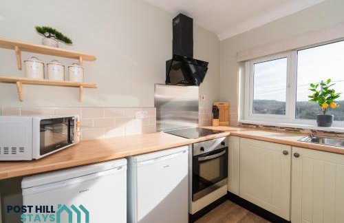 Large 4BR - Ideal Long Stays - Parking - Fast WiFi - Foto 4