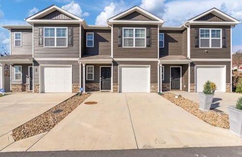 New 3BR Raceday Retreat - Steps from Speedway - Foto 1