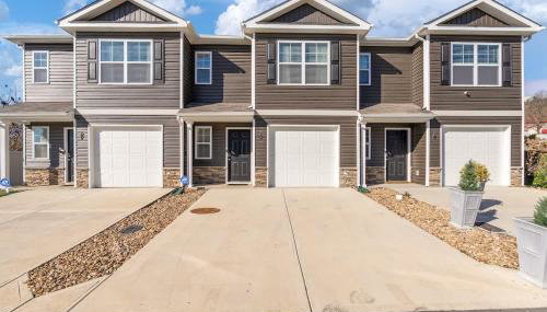 New 3BR Raceday Retreat - Steps from Speedway - Foto 1