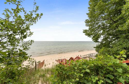 Cottage with Private Lake Access! Short distance to town - Foto 2