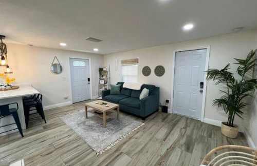 Stylish Chic King Bed Ybor DT - Foto 5