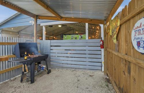 Game Barn, Cowboy Pool, 17ft Movie Screen - sleeps 10 - Photo 24