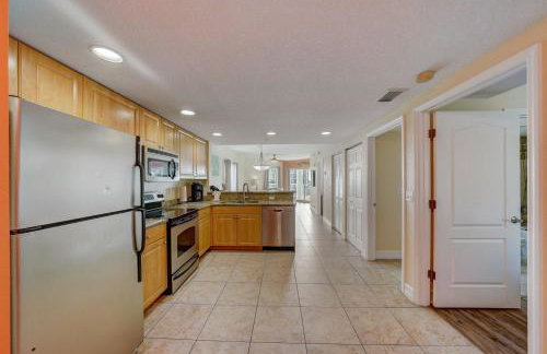 Spacious 2BR Oasis Steps to Treasure Island Beach - Foto 20