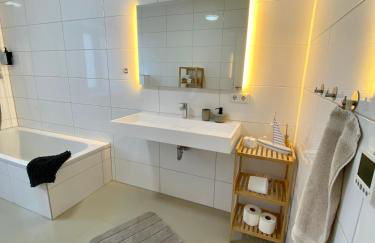 SLEEP WELL Apartments DETMOLD - Tempur Beds- NEU - Top Lage - Free parking - WIFI - Foto 7