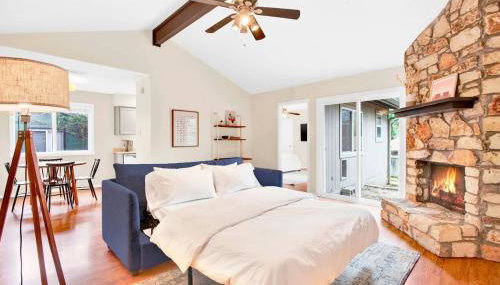 2BR 2BA Cozy Bungalow with Backyard in Montclaire - Zilker Area - Foto 3