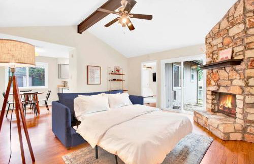 2BR 2BA Cozy Bungalow with Backyard in Montclaire - Zilker Area - Foto 3