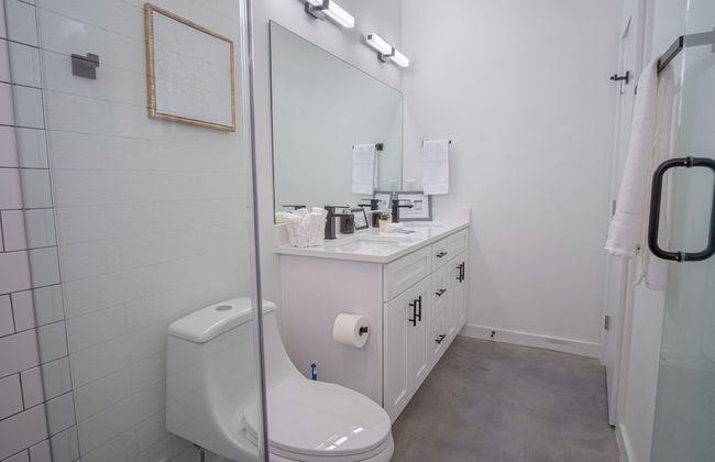 Gorgeous 3 BR 2 BA Near Amazing Downtown - Photo 19