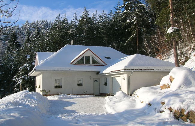 Comfortable Detached House With Large Garden - Photo 1