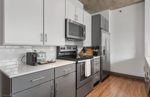 Linea Luxury Living with Indoor Pool and Rooftop Views in The Loop - Photo 7