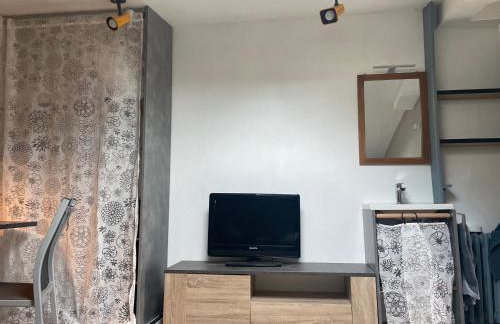 Chambre calme au dessus d'un atelier, kitchenette, douche et toilettes dédiées - Foto 5