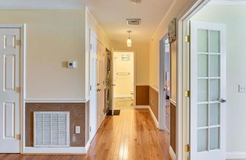 Walk to Waterfront Cozy Fall River Condo - Foto 11