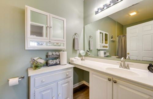 Pond Views and Community Perks Sunset Beach Condo! - Foto 14