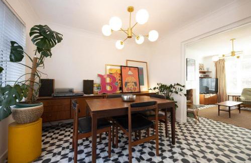 Cosy mid century Stockport with views, dog walks, woodburner - Foto 1