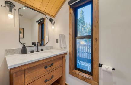 Lake View, Firepit, Game Room Remodeled Lake Tahoe Luxury Cabin by Avantstay - Foto 66