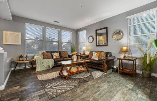 Entire Private Home with 5 Bedrooms 4 Bathrooms 3000 Sq ft Villa, Pool, Hot Tub, Nature, Garage, Winery, Available Now - Foto 55