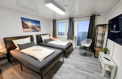 STN Kocherwald Suite - Ferienwohnung mit 4 Schlafzimmer, 8 Big Beds, Parkplatz & Balkon, Highspeed WLAN, Netflix Premium, Zentral zu Audi & Schwarz Gruppe - Foto 18