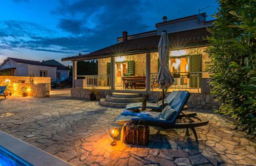 Holiday House Paula sa privatnim grijanim bazenom na mirnoj lokacija blizu mora - Foto 43