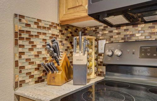 Peaceful Pines! Pool Table, Gym & Forest Views - Foto 18