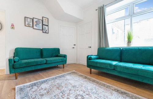 4BR House By Astra Residences Short Lets & Serviced Accommodation Stanley With Free Parking & Instant Booking - Foto 35