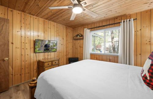 Tranquil Retreat with Fenced Backyard, Hot tub & Bar - Foto 17