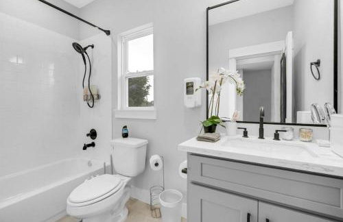 Gray Lux Hse 3BR 3 and half Ba MedCenter DownTWN HotTub - Photo 13