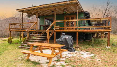 Hot Tub, Private 3 Bed Lodge, 1 mile from Blue Ridge Parkway, Giant Jenga, Families Welcome! - Foto 4