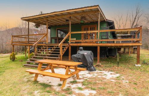 Hot Tub, Private 3 Bed Lodge, 1 mile from Blue Ridge Parkway, Giant Jenga, Families Welcome! - Foto 4