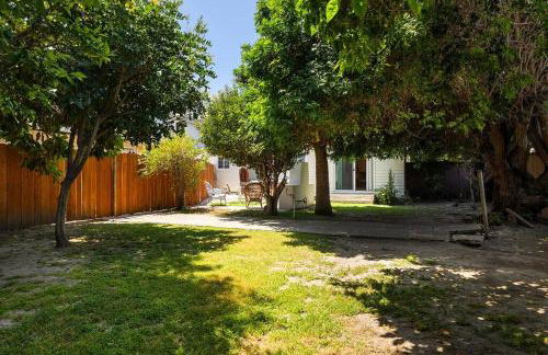 1970s Style Cozy Home with Fireplace Yard and Hot Tub - Foto 30