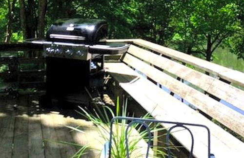 Luxurious Riverfront Cottage with a Hot Tub and a Fireplace near the Twin Lakes, Connecticut - Foto 3