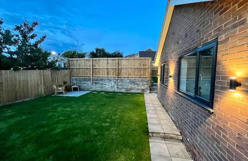 Modern Bungalow - Holiday or Contractors - Driveway Parking - Photo 19