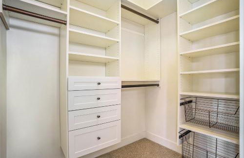 Lake front condo with pool access walking distance to downtown Saugatuck - Foto 24