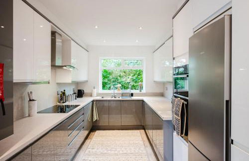 Bright 4BR Home with Garden with Free Parking and Sleeps up to 9 - Foto 27