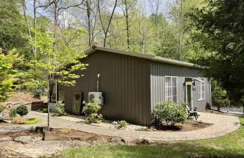 Romantic Cottage w Hot Tub & Views - Photo 15