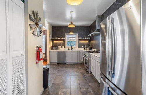 AC 9 BR 4BA Victorian Manor - 1 Block to Beach - Foto 34