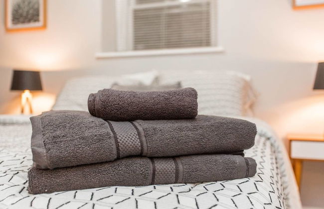 Mid Century Gem Comfort, Close to Train 3bd - Foto 2