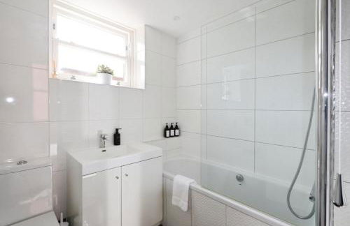 Large 3 bedrm apartment in heart of Theatre Land - Photo 11