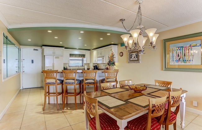 Tastefully Decorated Condo with Scenic Beach Views by RedAwning - Foto 29