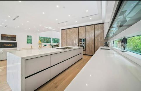 Luxurious Retreat - Modern House with Pool - Photo 19