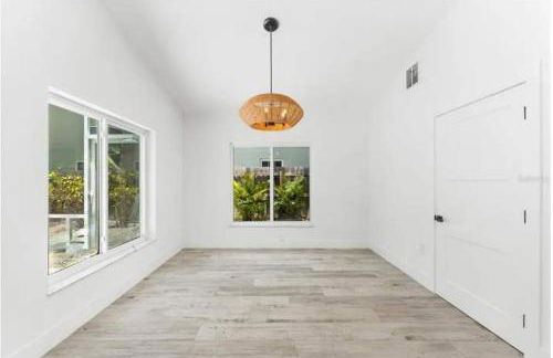 Blue Lagoon Hideaway 3BR Coastal Chic Retreat - Photo 35